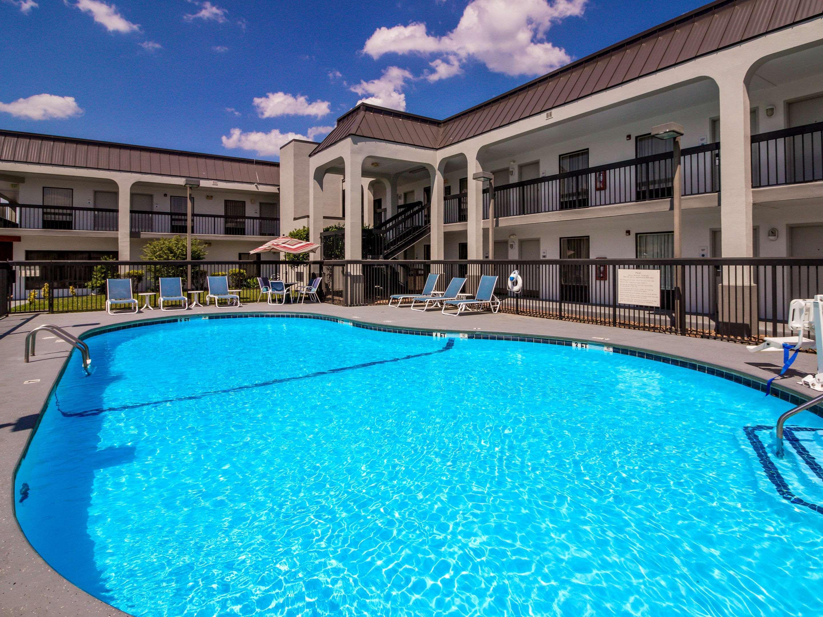 Clarion Inn Cleveland Near University Exterior photo